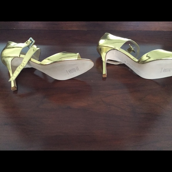 Unworn Manolo Blahnik peeptoe size 9,  patent Gold - Picture 2 of 4